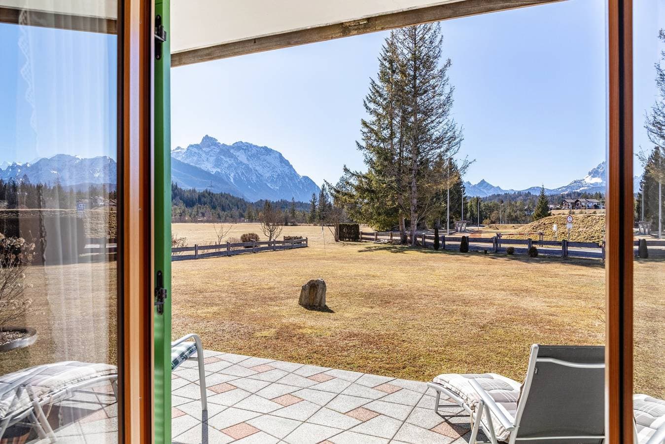 Foto 3 von 18: Ferienwohnung 'Alpenblick Tilly - Eibsee' mit Bergblick, Gemeinschaftsterrasse und WLAN