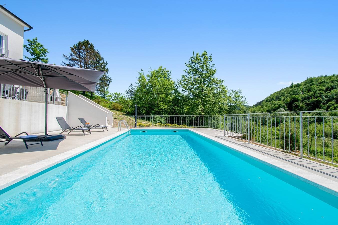 Foto 6 von 47: Ländliche alleinstehende schöne Villa mit privatem