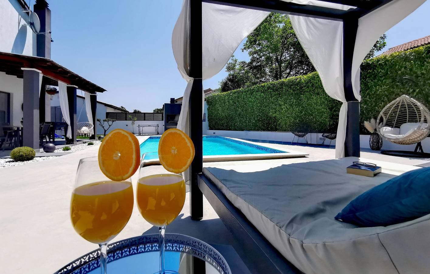 Foto 2 von 40: Charmante Unterkunft, 2,5 km vom Stadtzentrum entfernt: Rückzugsort am Pool mit WLAN und Terrasse