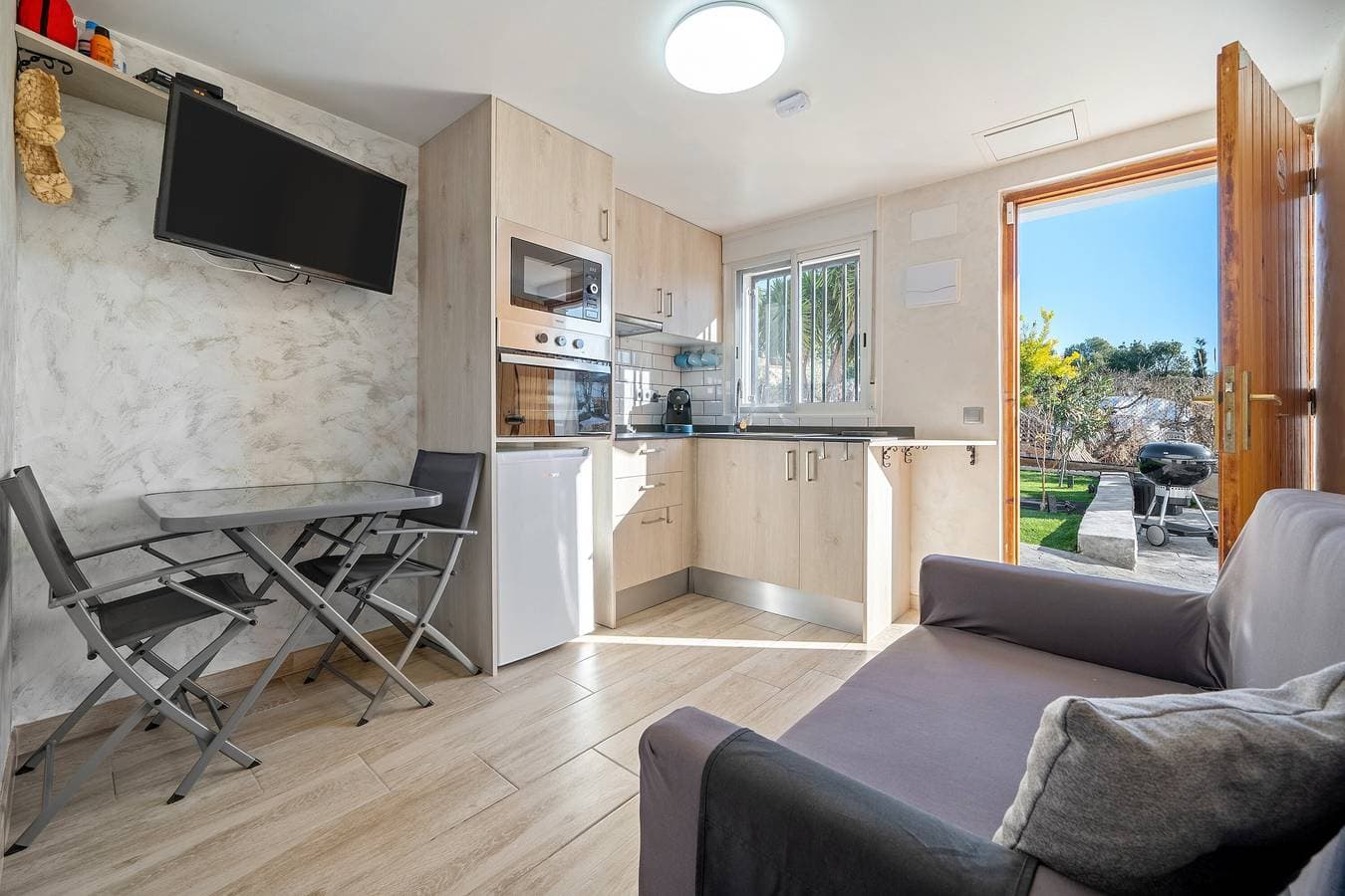 Foto 3 von 18: Ferienwohnung „Stadtflucht ins Grüne“ mit privatem Pool, Garten & WLAN