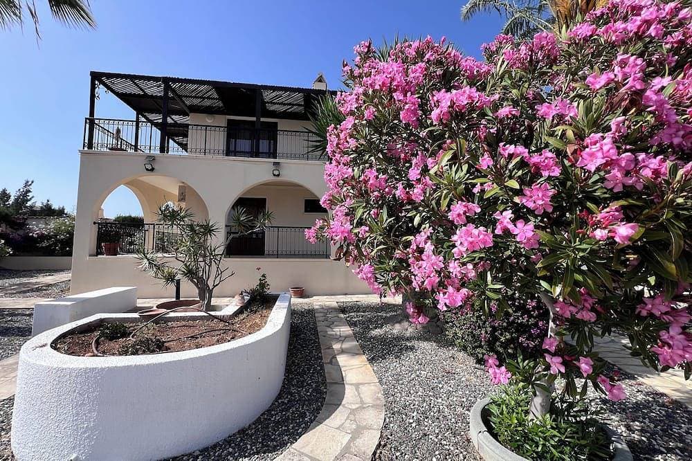 Foto 13 von 25: Charmante Erimi Villa mit privatem Pool und Gartenblick