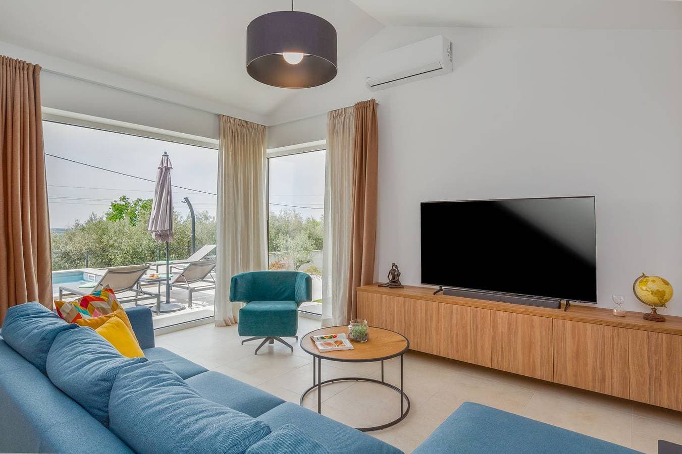 Foto 6 von 39: Neue und hundefreundliche Villa mit Panorama-Meerblick, Privatpool, Grillbereich, Babybett, Waschmaschine