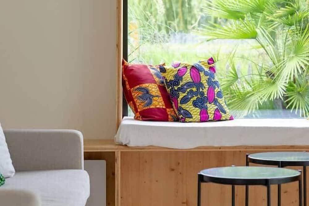 Foto 8 von 25: Casa ZaO Jolie maison en bois brut de 50m2 à