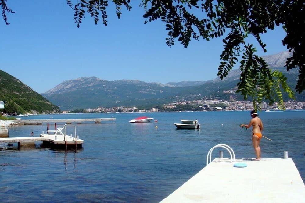 Luxu-Ferienhaus an der Küste mit privatem Anlegeplatz, Njivice, Montenegro 1