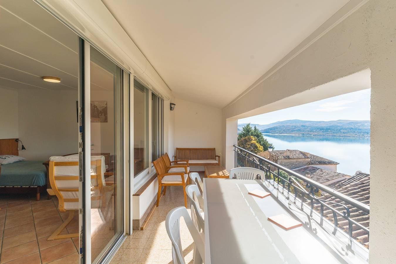 Foto 3 von 20: Appartement „T2 L’Amourié 1. Etage“ mit überdachter Terrasse und Seeblick