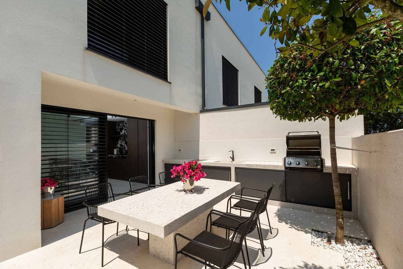 Foto 3 von 46: Villa mit Terrasse und Pool