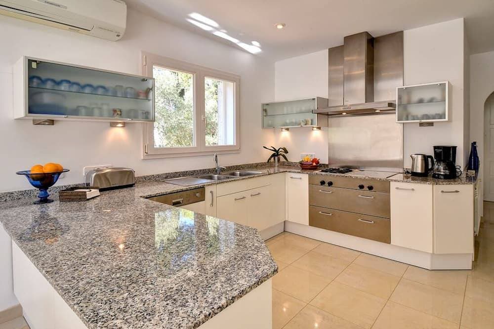 Foto 13 von 30: Villa mit direktem Strandzugang zu einer sandigen Bucht in Cala D'or Zentrum