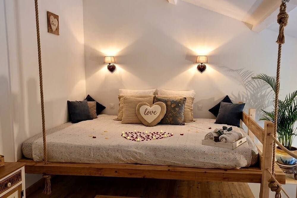 Suite with a private hot tub 1