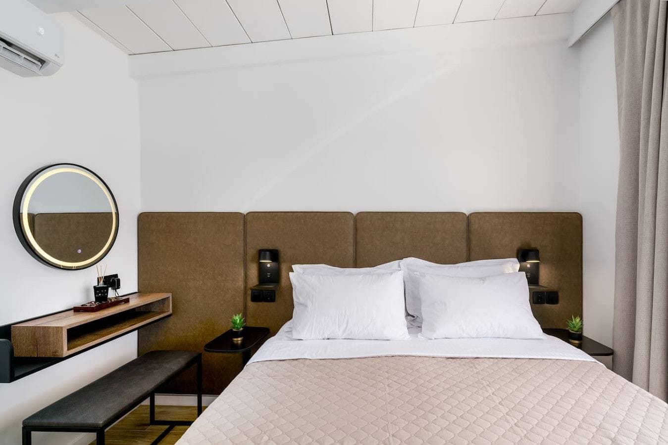 Foto 12 von 20: Stylish Suite w/Hot Tub, 40m from Beach & Taverns!
