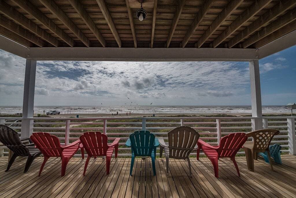 Foto 3 von 44: \"RightOnTheBeachVR\" Front Row Jamaica Beach 4Br / 3bth, atemberaubende Aussichten, riesige Decks