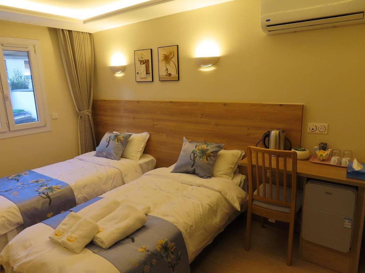 Foto 2 von 5: Twin Room with Private Bathroom