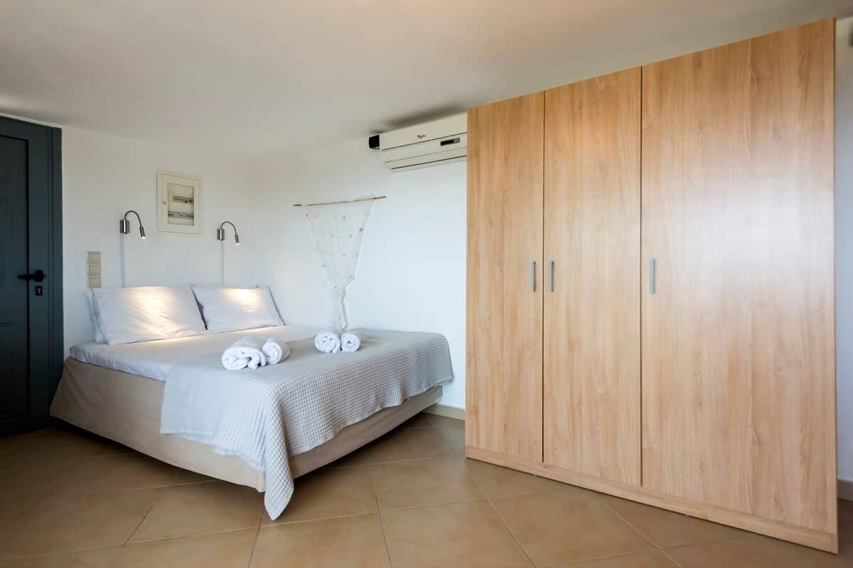 Foto 2 von 21: Porto Cheli Studio - Poolside Lux Getaway