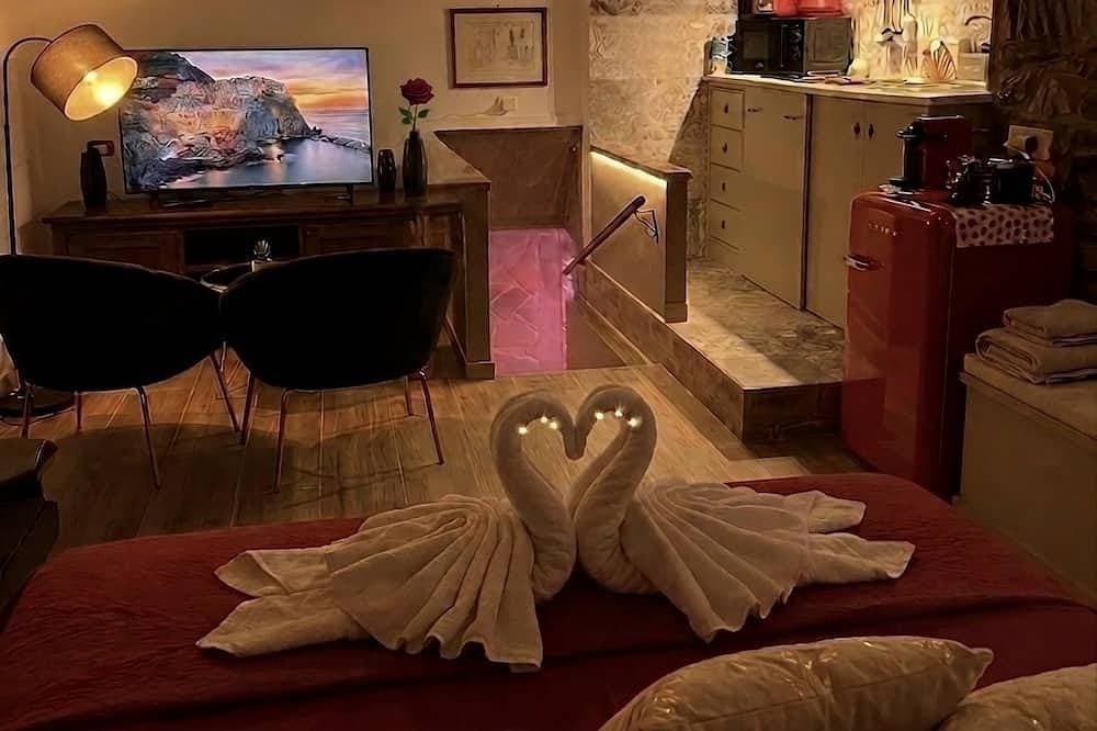 Foto 2 von 24: Charming Spa Suite with Heated Stone Tub & Chromotherapy near Lake Bracciano