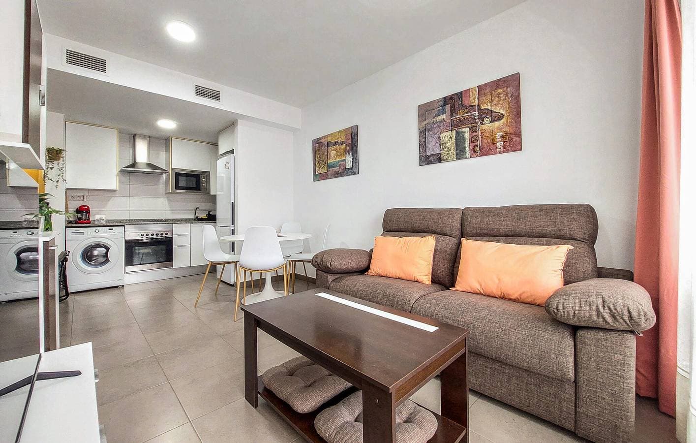 Foto 5 von 19: Modernes Apartment mit Pool, Terrasse und nur wenige Schritte vom Strand Playa Masbó entfernt