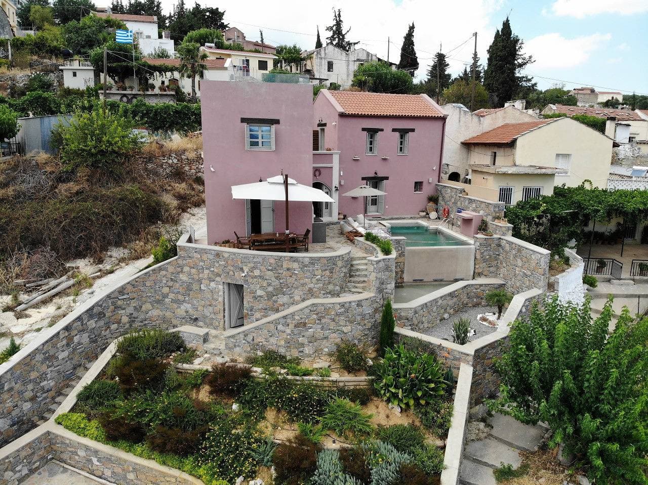 Foto 3 von 29: Traditional Villa with Private Heated Pool and BBQ