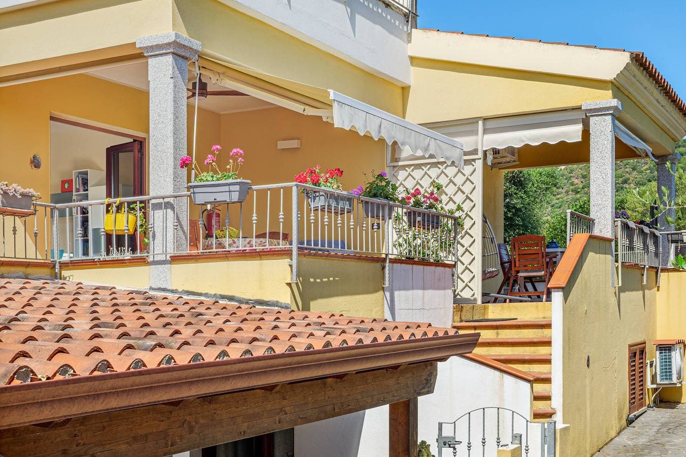 Foto 3 von 25: Ferienwohnung 'Agata Verde' mit Blick auf die Hügel und den Garten