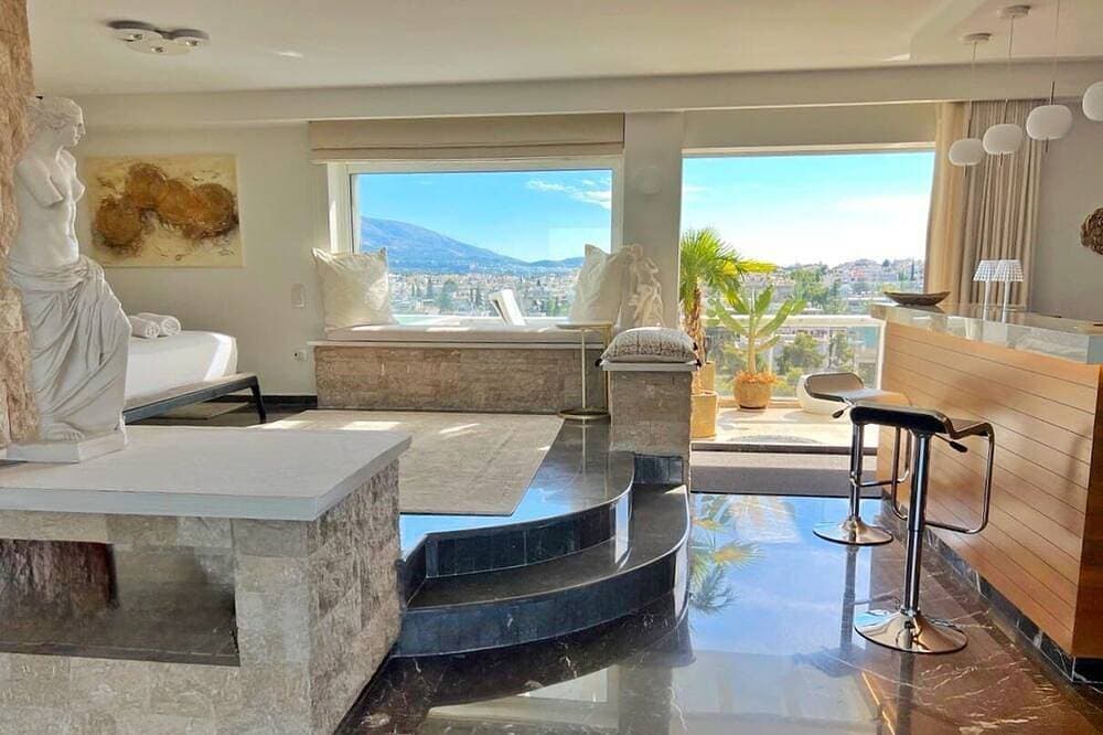 Foto 13 von 30: One 360 Skyline Athens - Penthouse Suite with private Infinity Jacuzzi