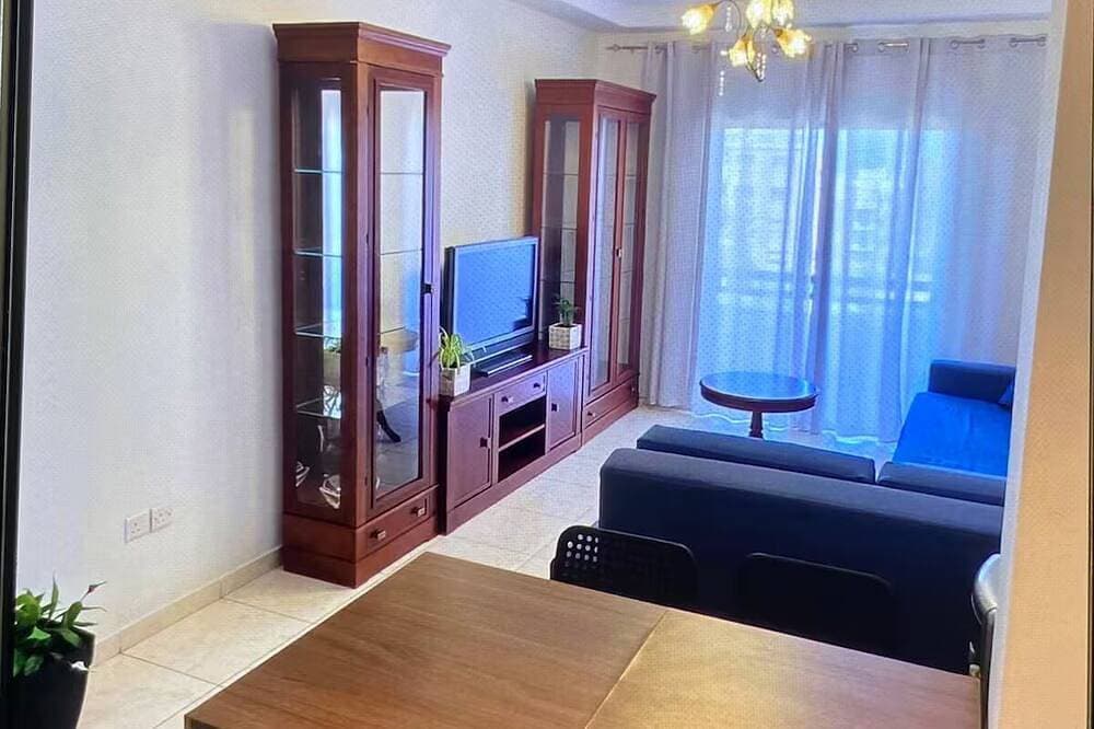 Foto 8 von 13: Cozy 2-Bed Apartment by the Kings Avenue Mall