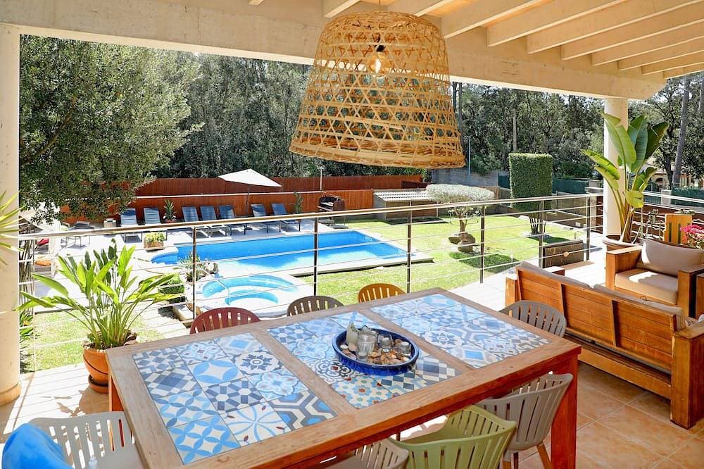 Familienvilla mit privatem Pool, Jacuzzi, großem Garten und Freizeitbereich 1