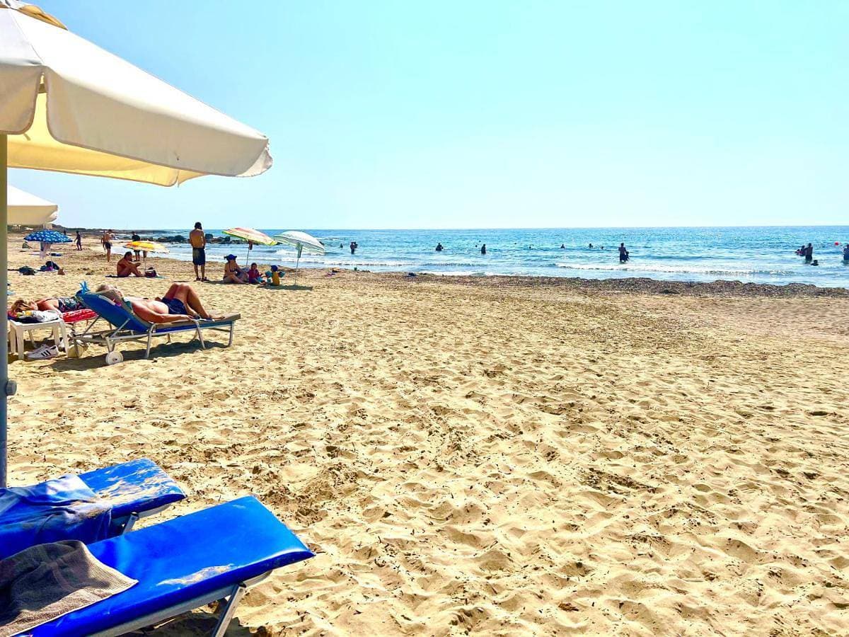 Foto 2 von 28: Seaside Escape - Charming Sunlit 2Br Flat