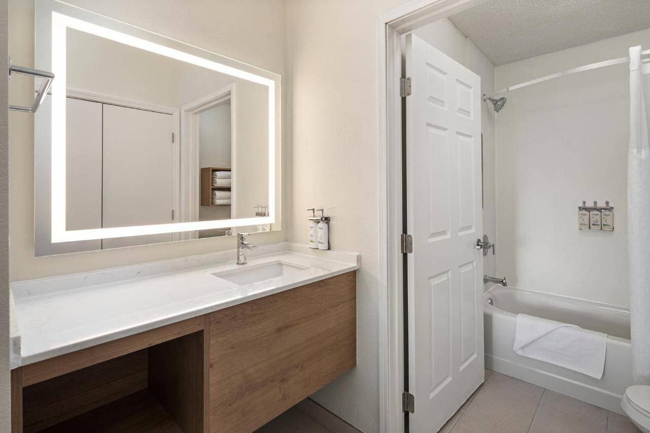 Foto 6 von 14: One-Bedroom Suite with Two Double Beds