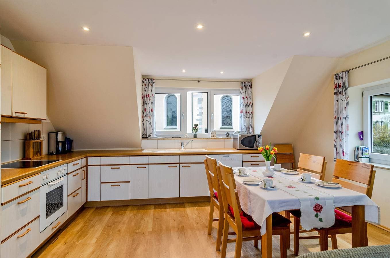 Foto 4 von 24: Lichtdurchflutete Ferienwohnung "Haus Eiche" in der Nähe des Bodensees mit WLAN, Balkon und Garten; Parkplätze vorhanden