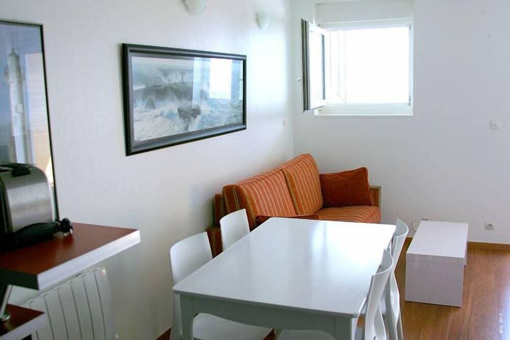 Foto 10 von 21: Voll ausgestattetes Studio mit Balkon, Blick auf das Meer, den Yachthafen und die Stadt