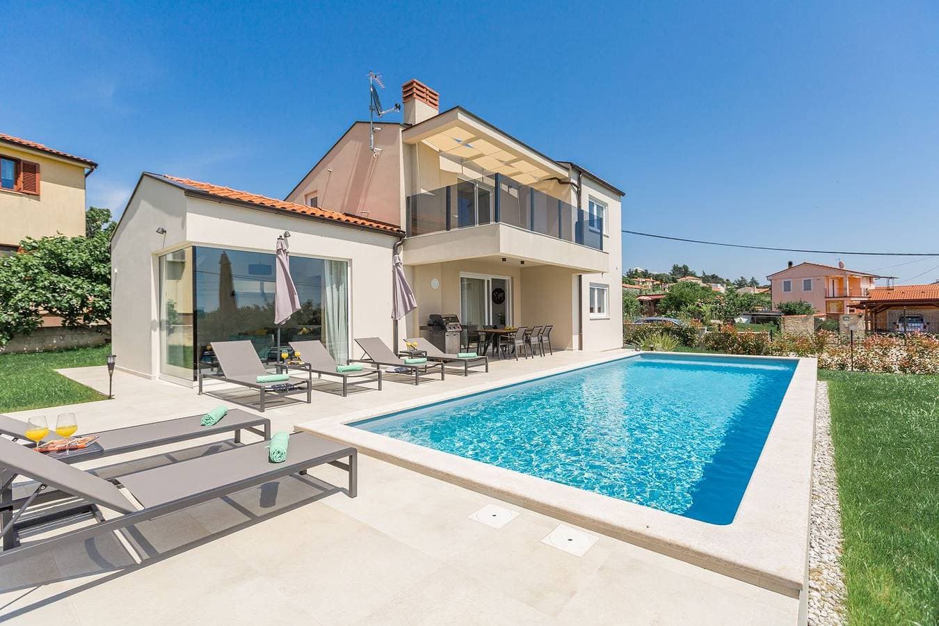 Neue und hundefreundliche Villa mit Panorama-Meerblick, Privatpool, Grillbereich, Babybett, Waschmas... 1