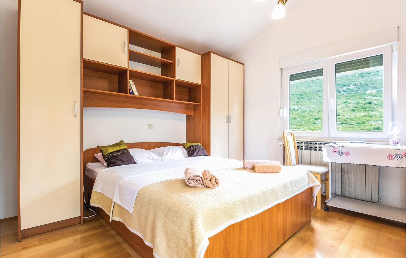 Foto 11 von 20: Charmante 120 m² große Wohnung mit Pool, Terrasse und WLAN