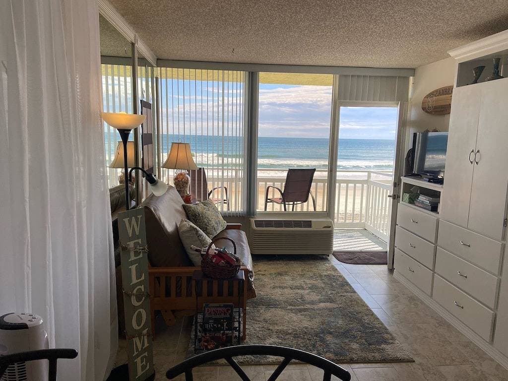 Oceanfront Studio - “also can’t get closer to the beach” View, comfy and clean! 1