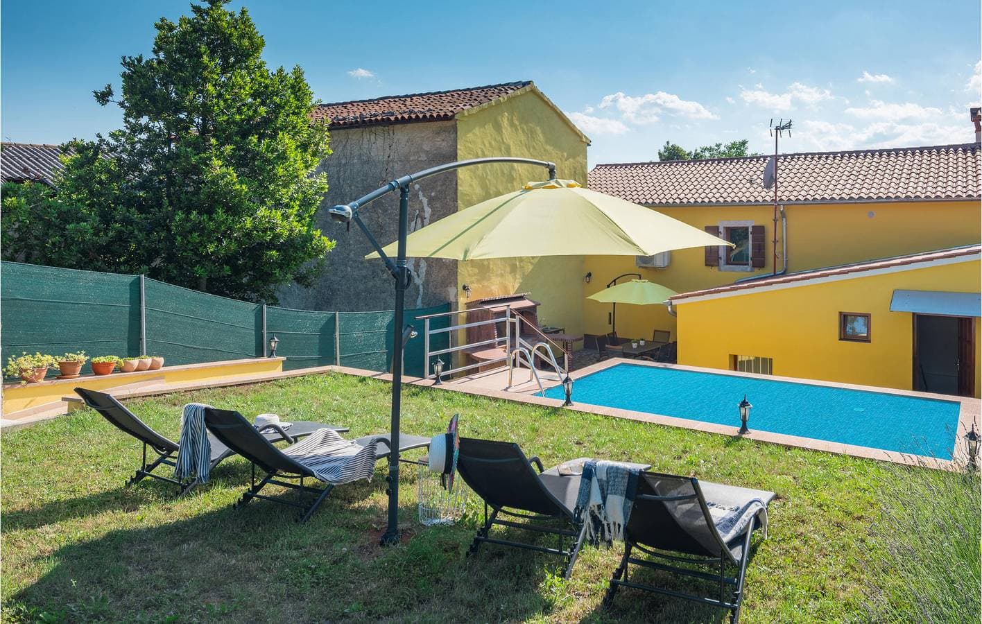 Foto 12 von 34: Geräumige 2-Zimmer-Wohnung mit Pool, WLAN und Parkplatz in der Nähe des Stadtzentrums von Sutivanac