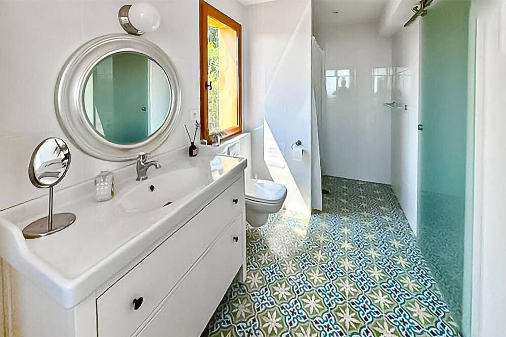Foto 4 von 17: Nice home in Mons with private swimming pool, can be inside or outside