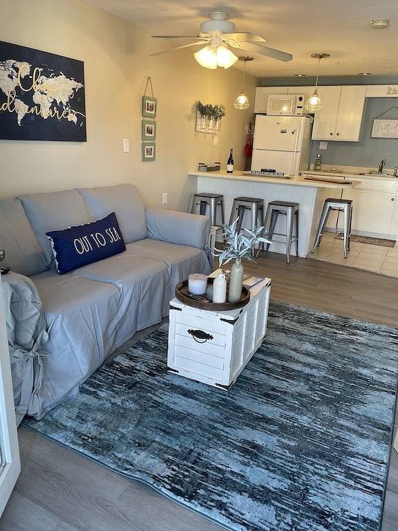 Foto 2 von 6: Renovated 1 bedroom condo ,steps to beach