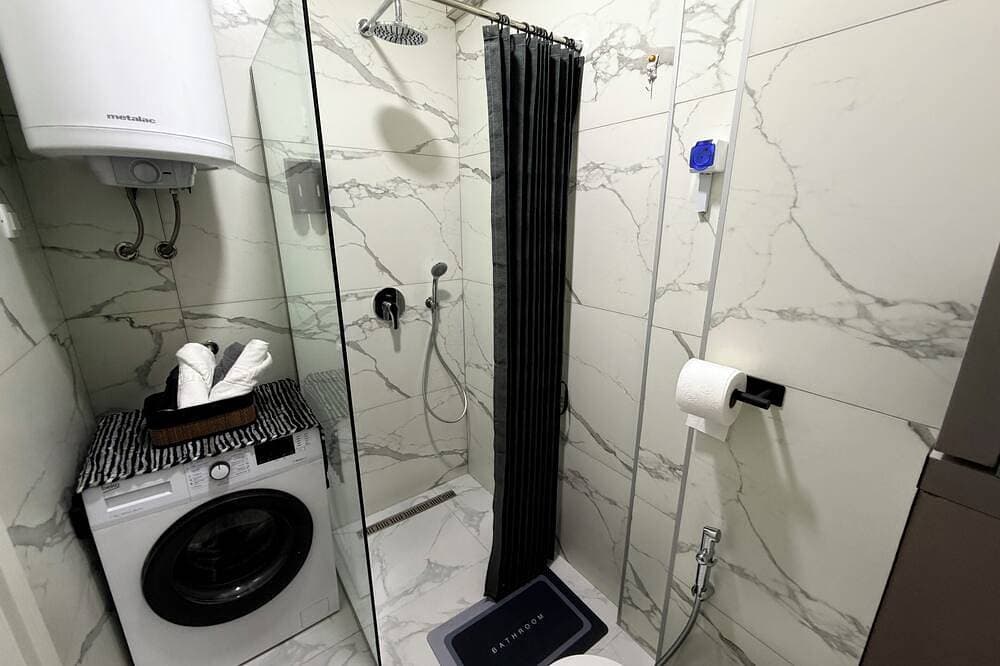Foto 5 von 30: Jacuzzi, Floating Bed & 4D Massage Chair - Presidential Apartment Apollo 11