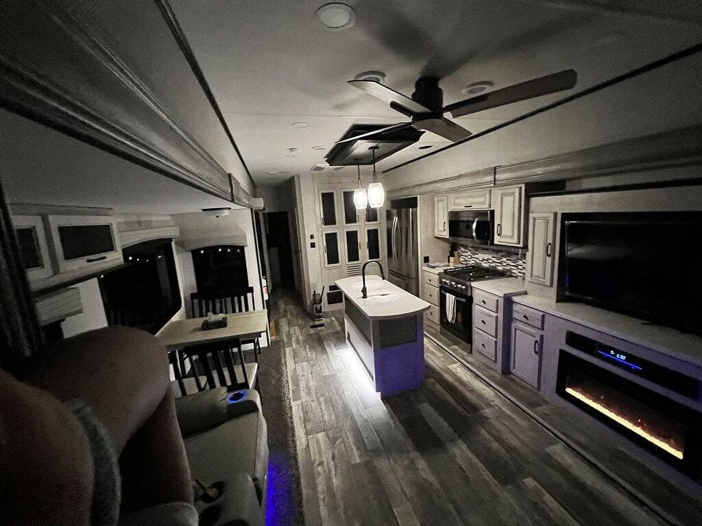 Foto 6 von 9: Lakefront 1 bedroom tiny home