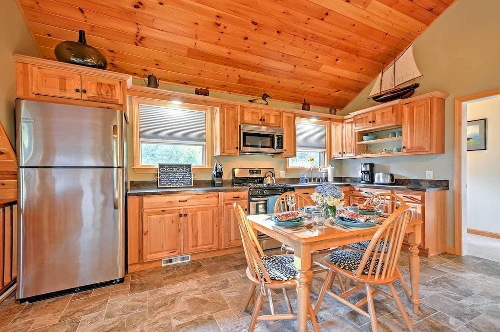 Foto 7 von 24: Waterfront Prospect Harbour Cottage mit Hof und Feuerstelle