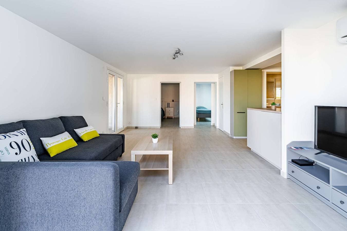 Foto 5 von 18: Untere Villa renoviert, Klimaanlage und Terrasse mit Meerblick