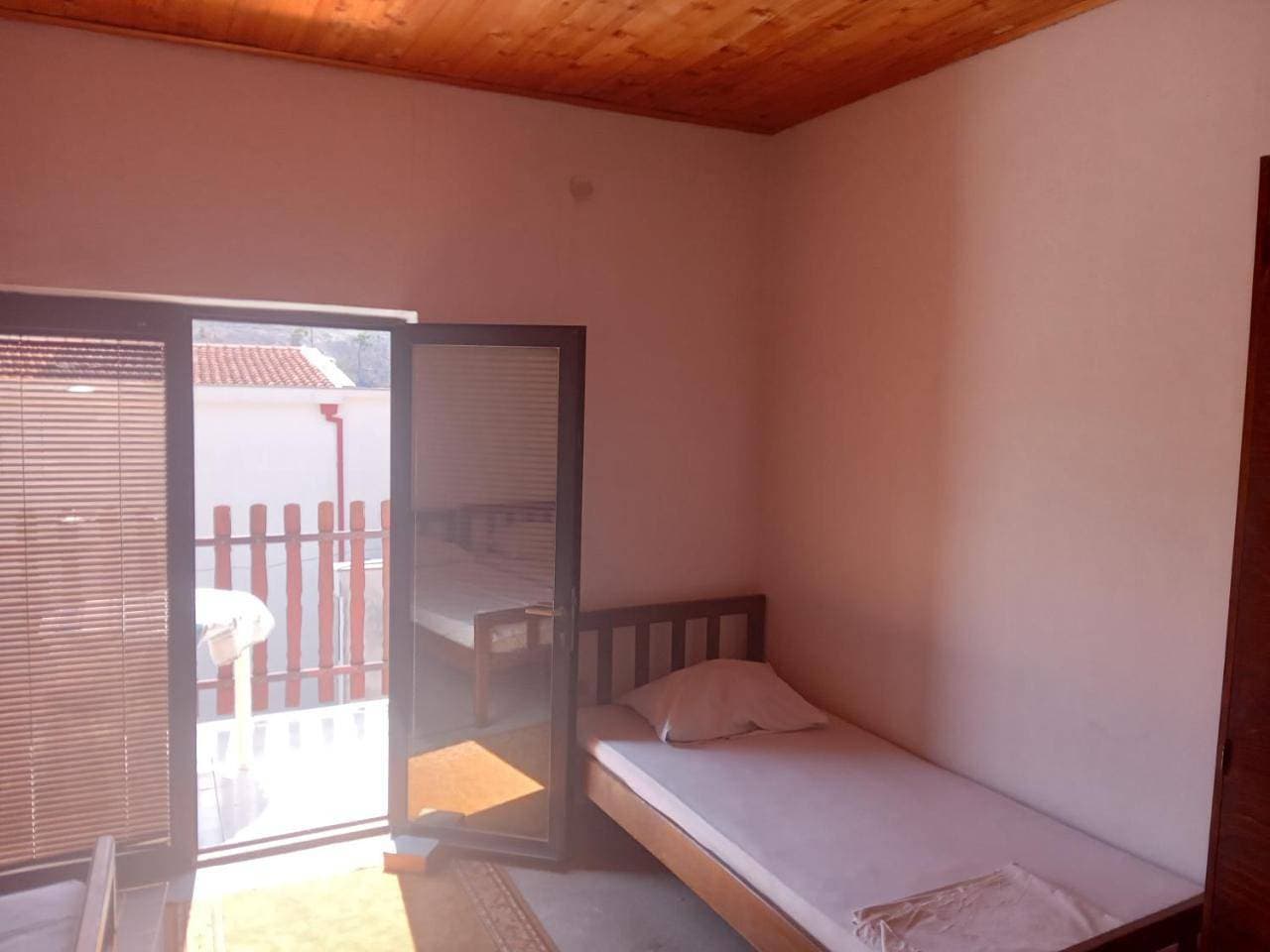 Foto 9 von 11: Basic Triple Room with Shared Bathroom