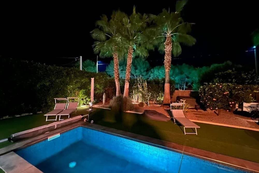 Foto 13 von 30: Moderner Bungalow mit beheiztem Pool, 50m vom Meer - Whirlpool -