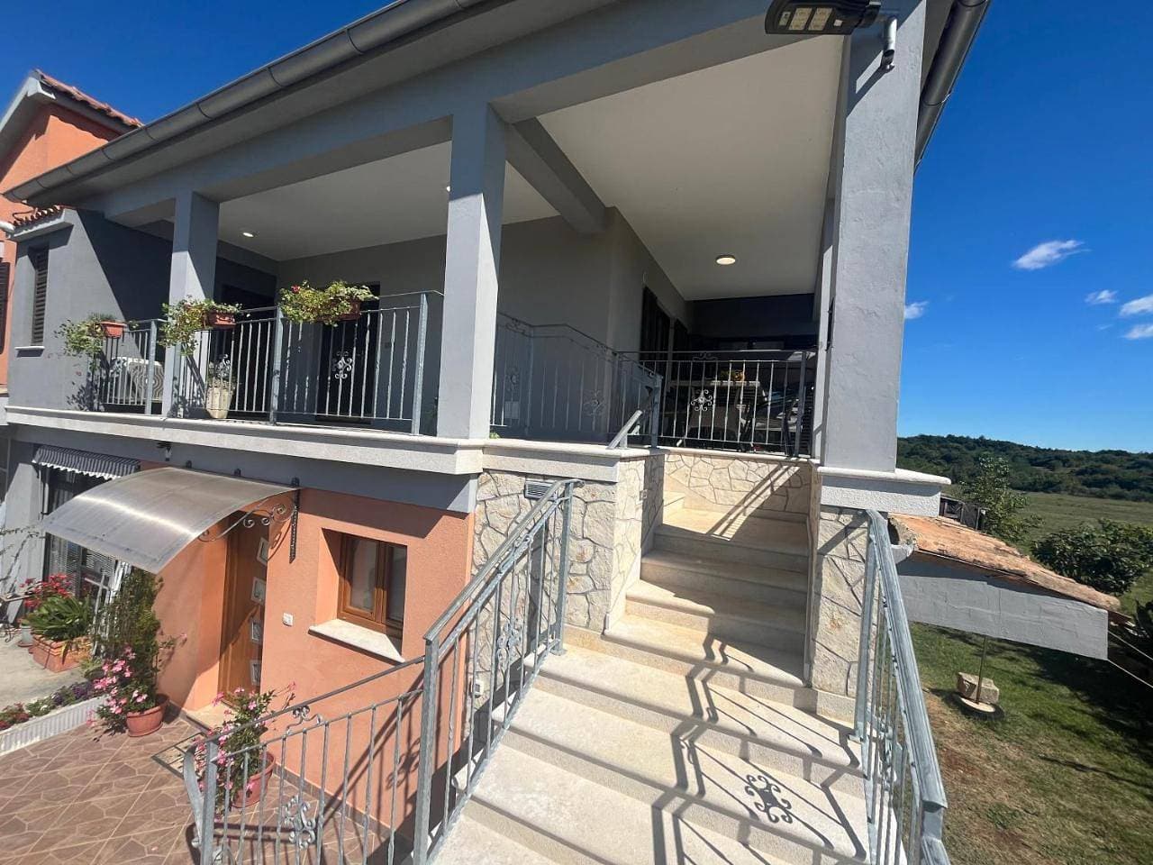 Foto 8 von 47: Three-Bedroom Apartment with Balcony