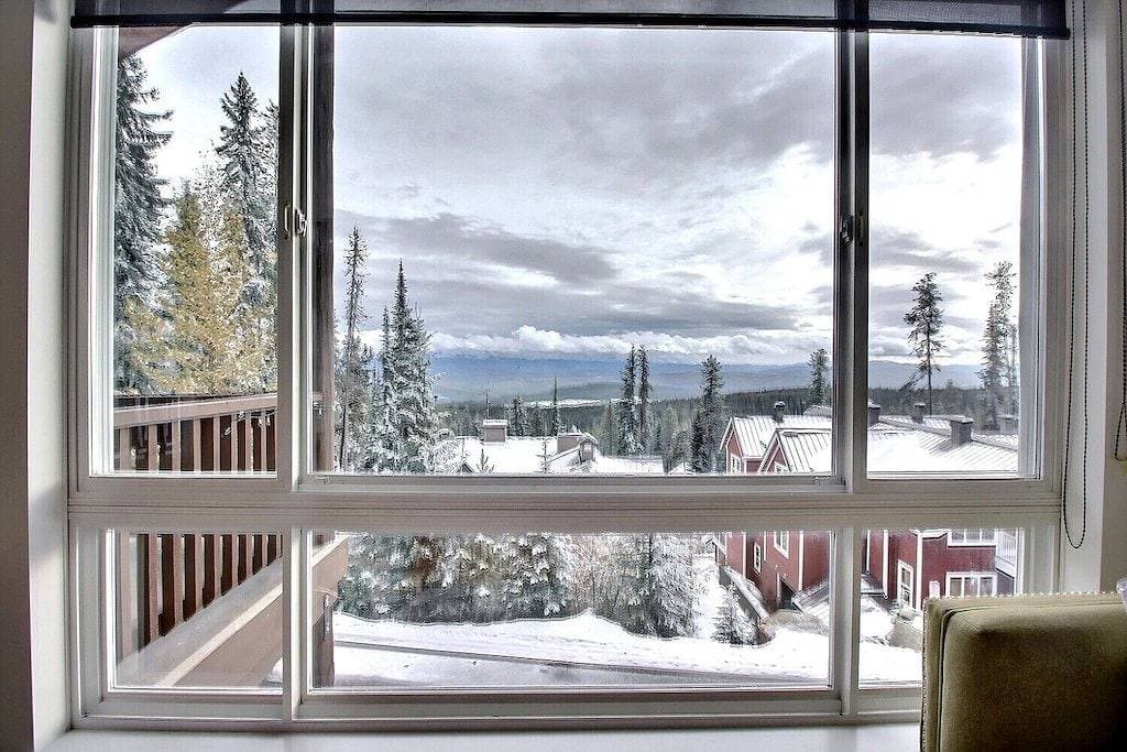 Foto 10 von 26: Modern, Rustic & Spacious Chalet, Views, Hot Tub