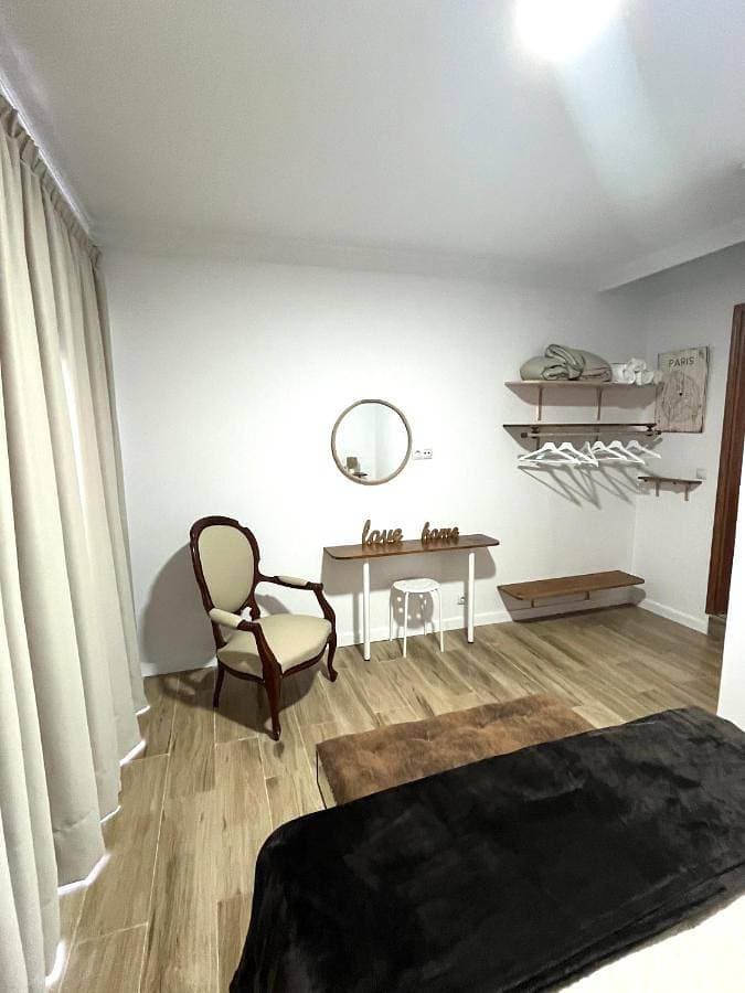 Foto 2 von 21: Three-Bedroom Apartment with Balcony
