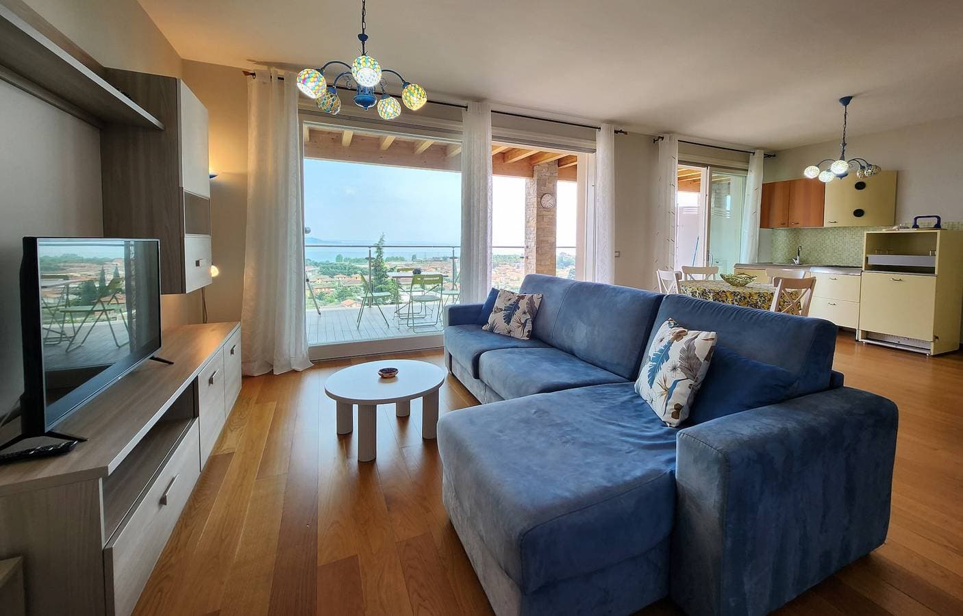 Foto 9 von 33: Ferienwohnung 'Alba Seeblick Pool' mit Seeblick, Gemeinschaftspool und Klimaanlage