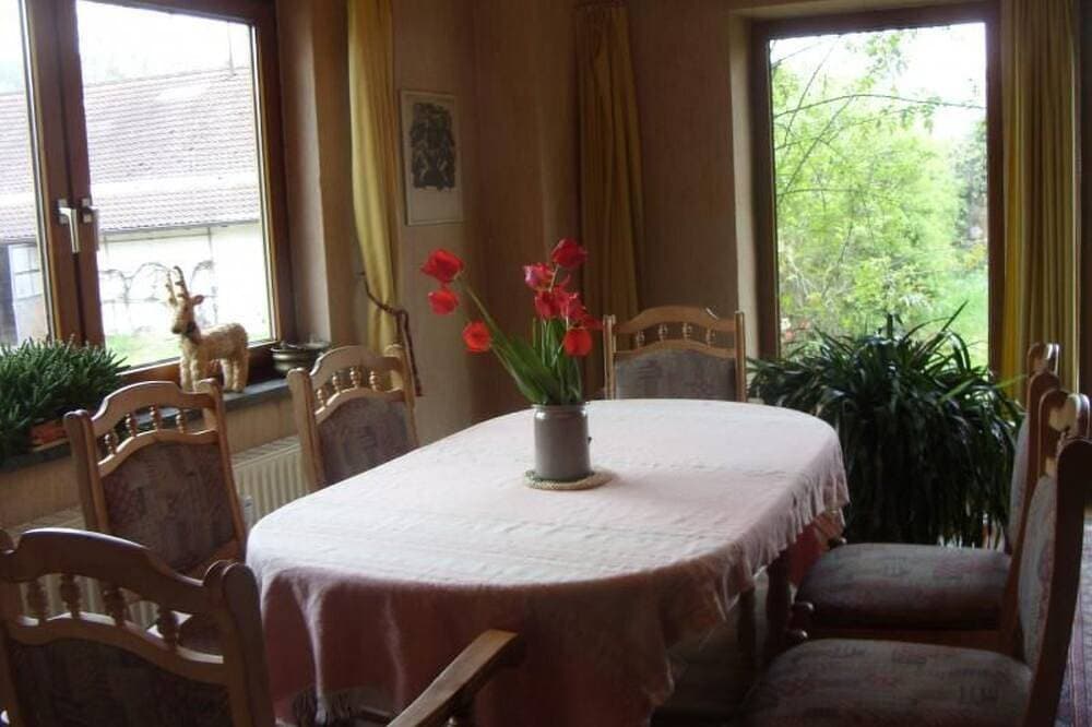 Foto 8 von 13: Mit Terrasse und Parkplatz