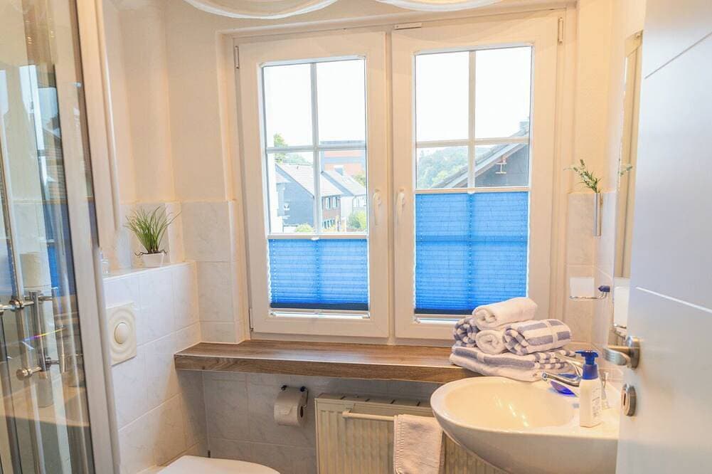 Foto 3 von 30: Südhanglage mit Panoramablick  u.Wellness-Oase im Haus