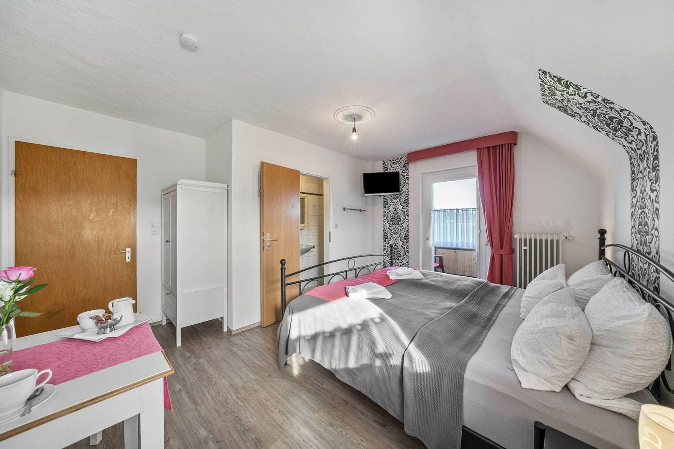 Foto 4 von 34: Zimmer 'Nr 2 mit privatem Balkon', gemeinsamem Garten und WLAN