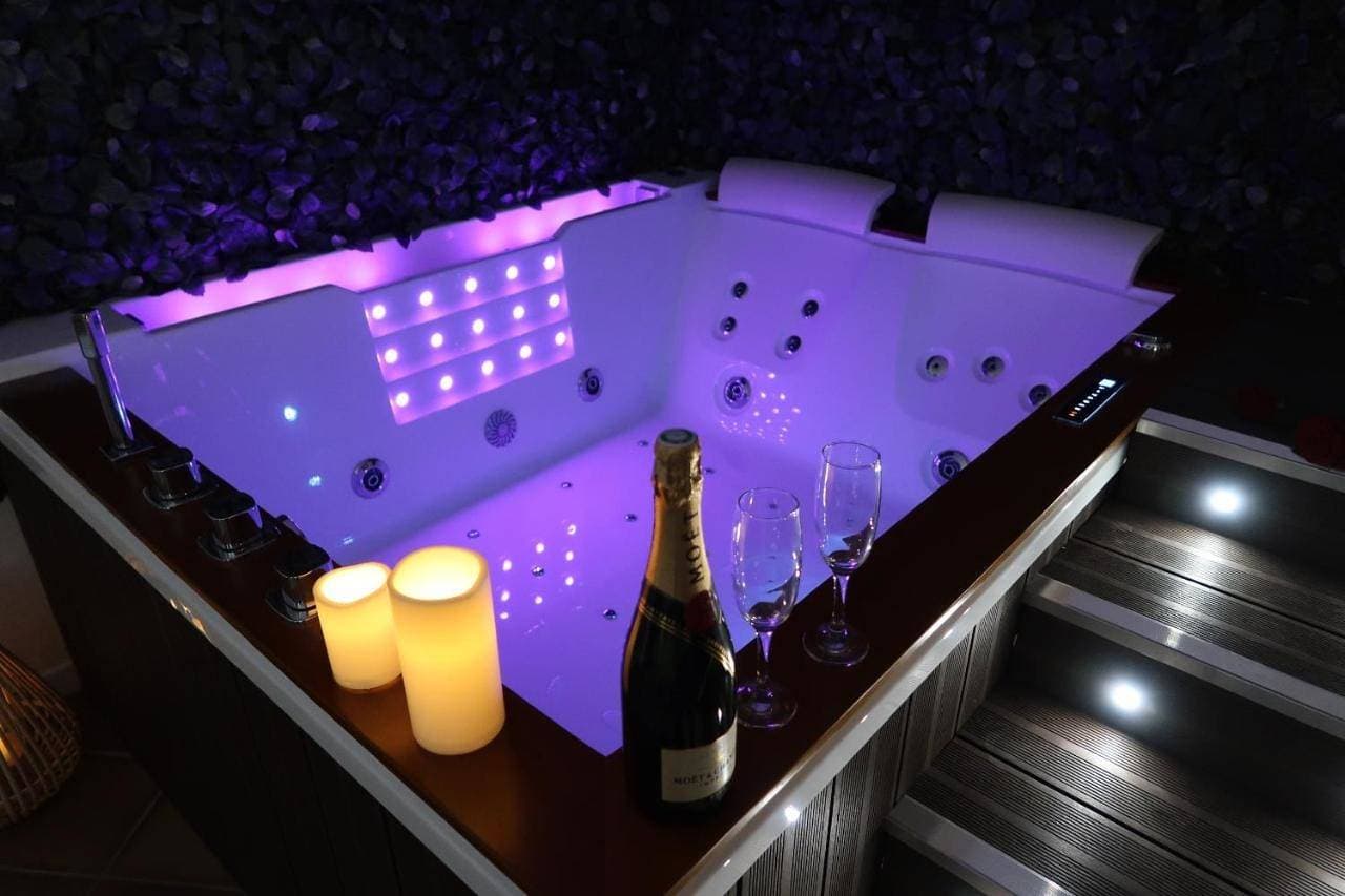 La Suite, love room, Grand Jacuzzi, port de plaisance de Saint Valery En Caux 1