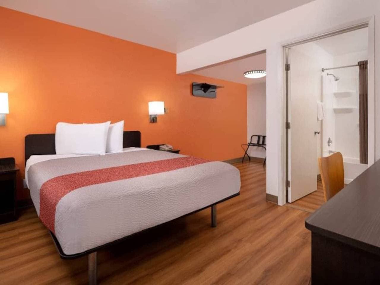Foto 3 von 34: Geräumiges Zimmer mit 1 Queensize-Bett | Barrierefreie Dusche
