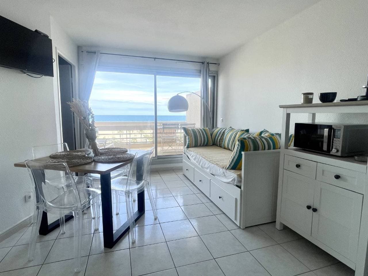 Foto 12 von 25: Renovierte Wohnung mit Gemeinschaftspool, 4 Betten, Klimaanlage, WLAN, Terrasse mit Meerblick