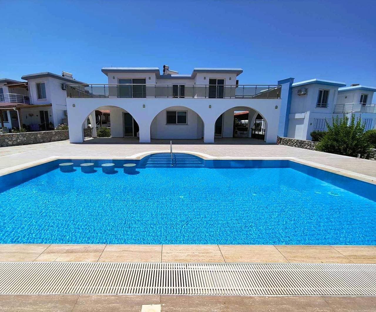 Foto 2 von 32: Private Poolvilla · Familienhaus in Bahceli